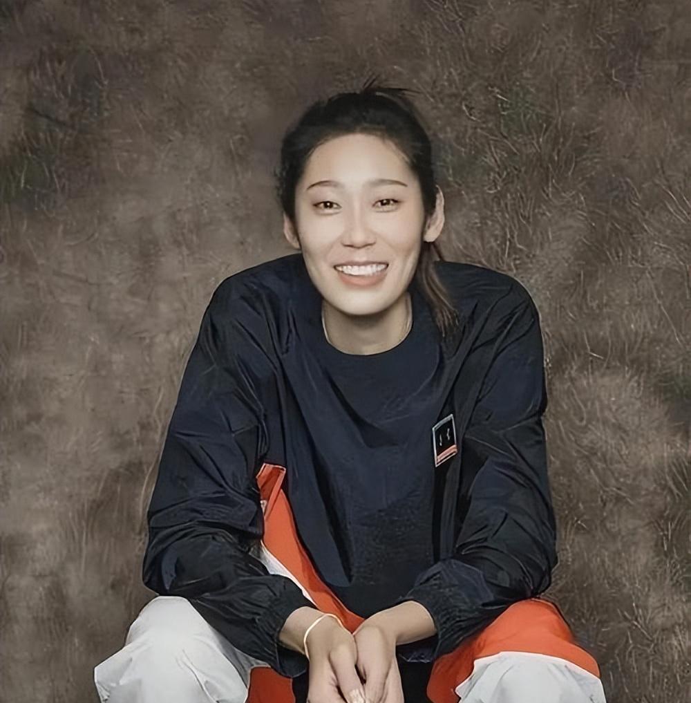 中国女排压哨绝杀海港，全场沸腾！经典一战再现传奇